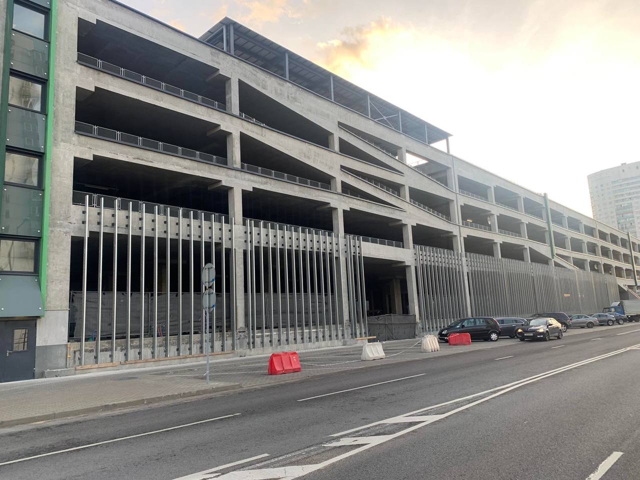 Парковка ТЦ «Грин». Наружная стена из ЛСТК в процессе монтажа.